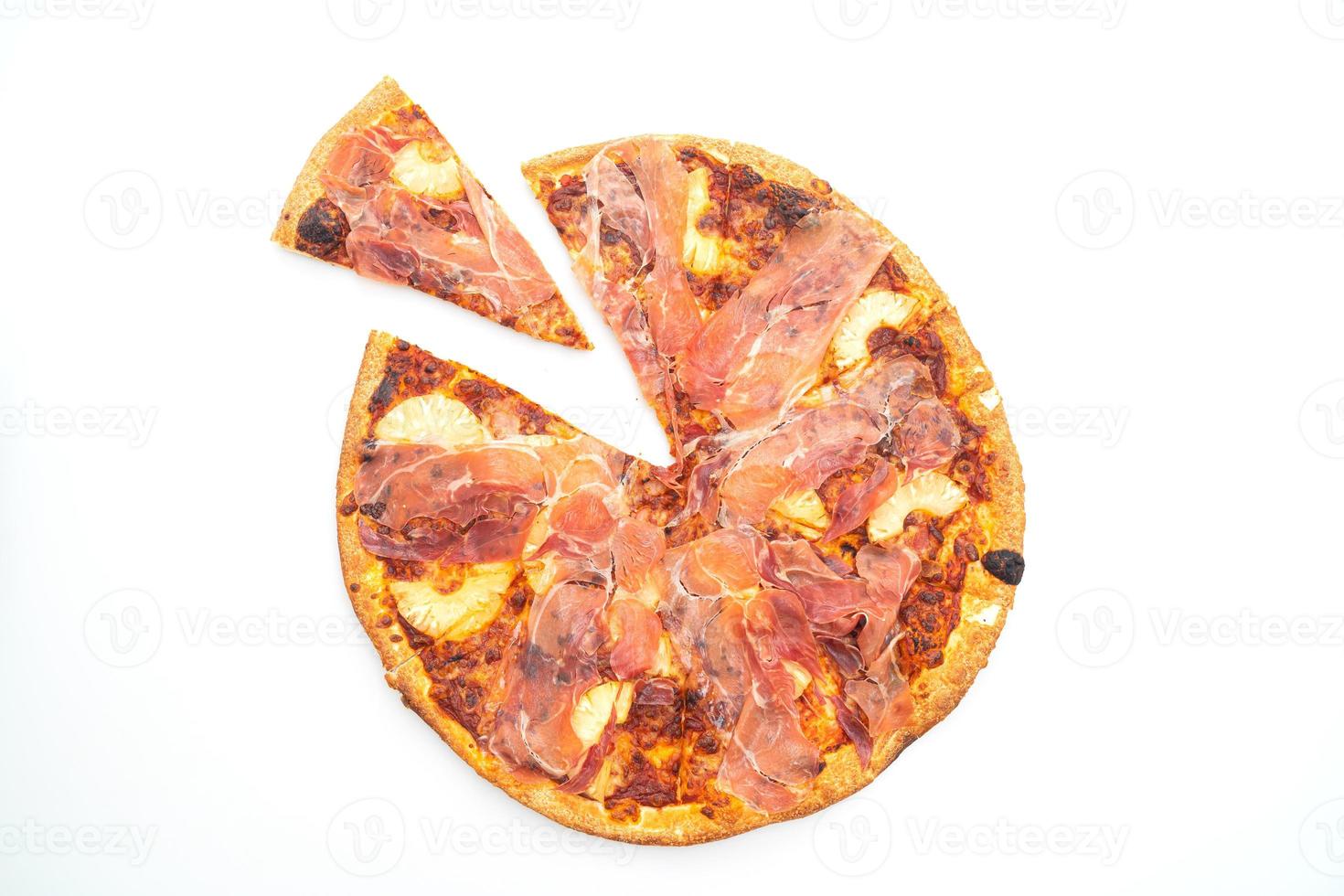 Pizza con jamón o jamón de Parma pizza sobre fondo blanco. foto