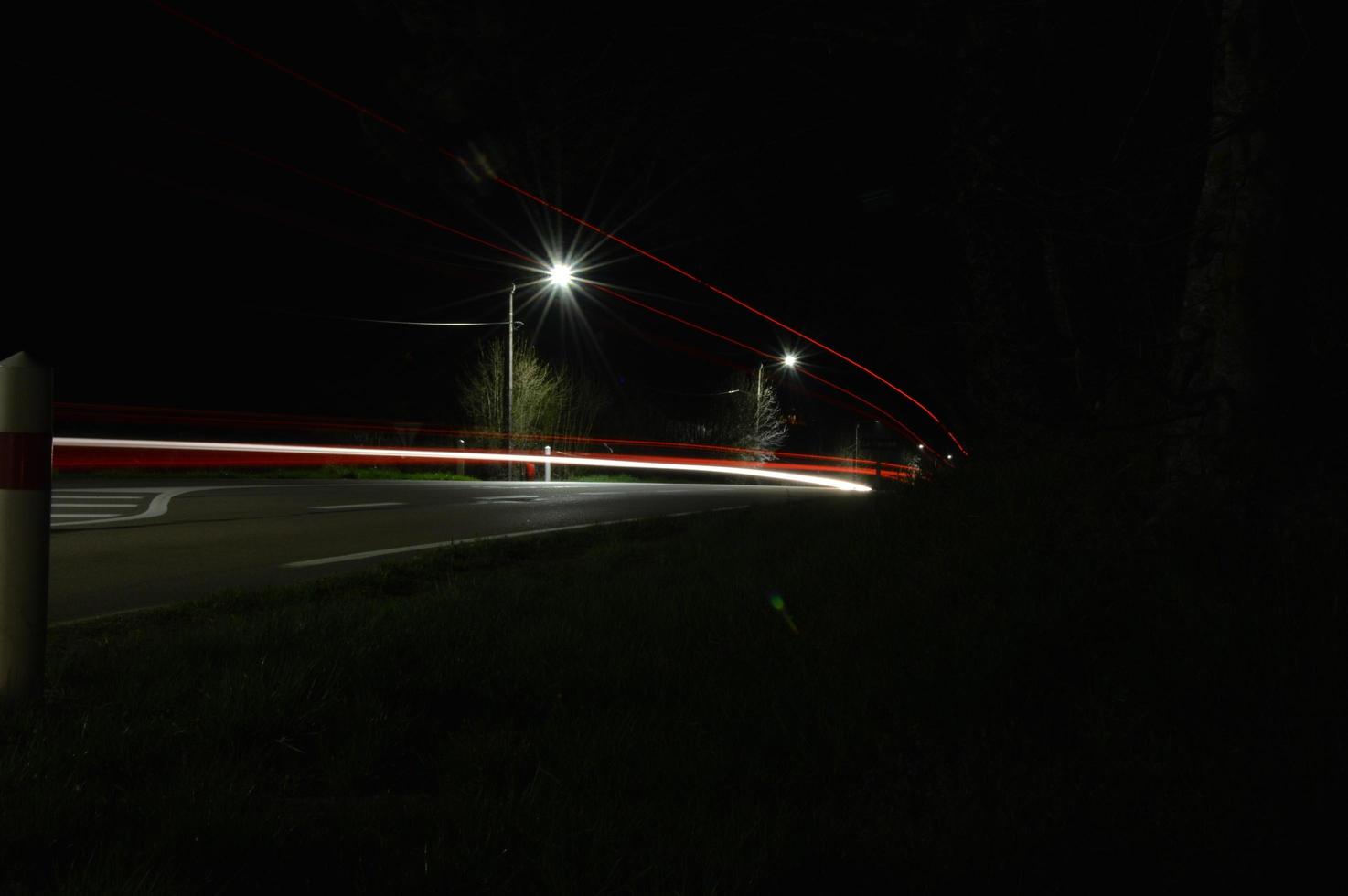 un camino en la noche foto