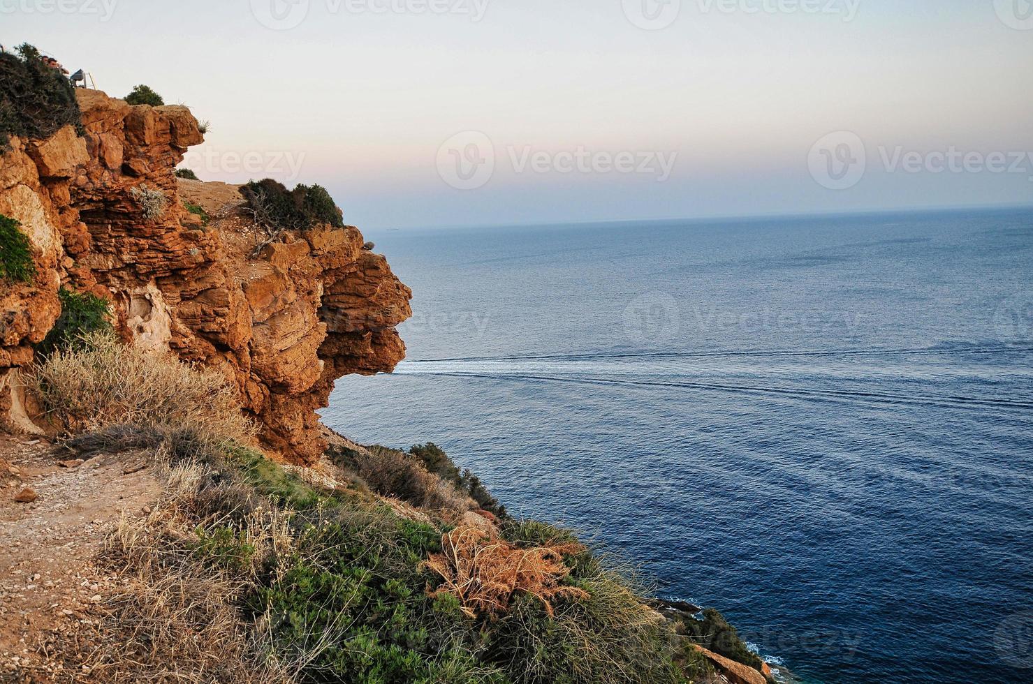 vista del mar azul desde el templo de poseidón, foto