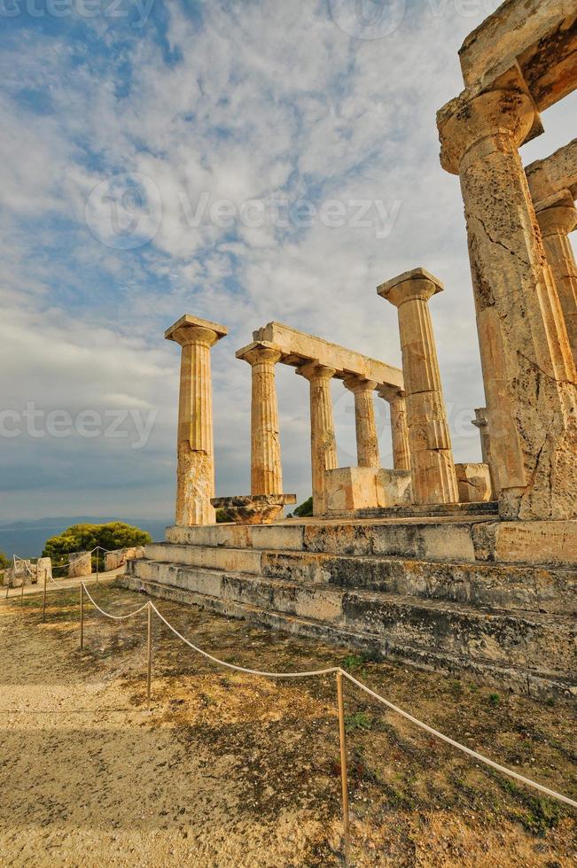 templo de aphaea en la isla de aegina, grecia. arquitectura griega antigua foto