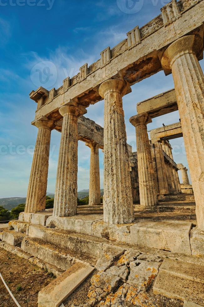 el templo de aphaia dedicado a la diosa aphaia en la isla griega de aigina foto