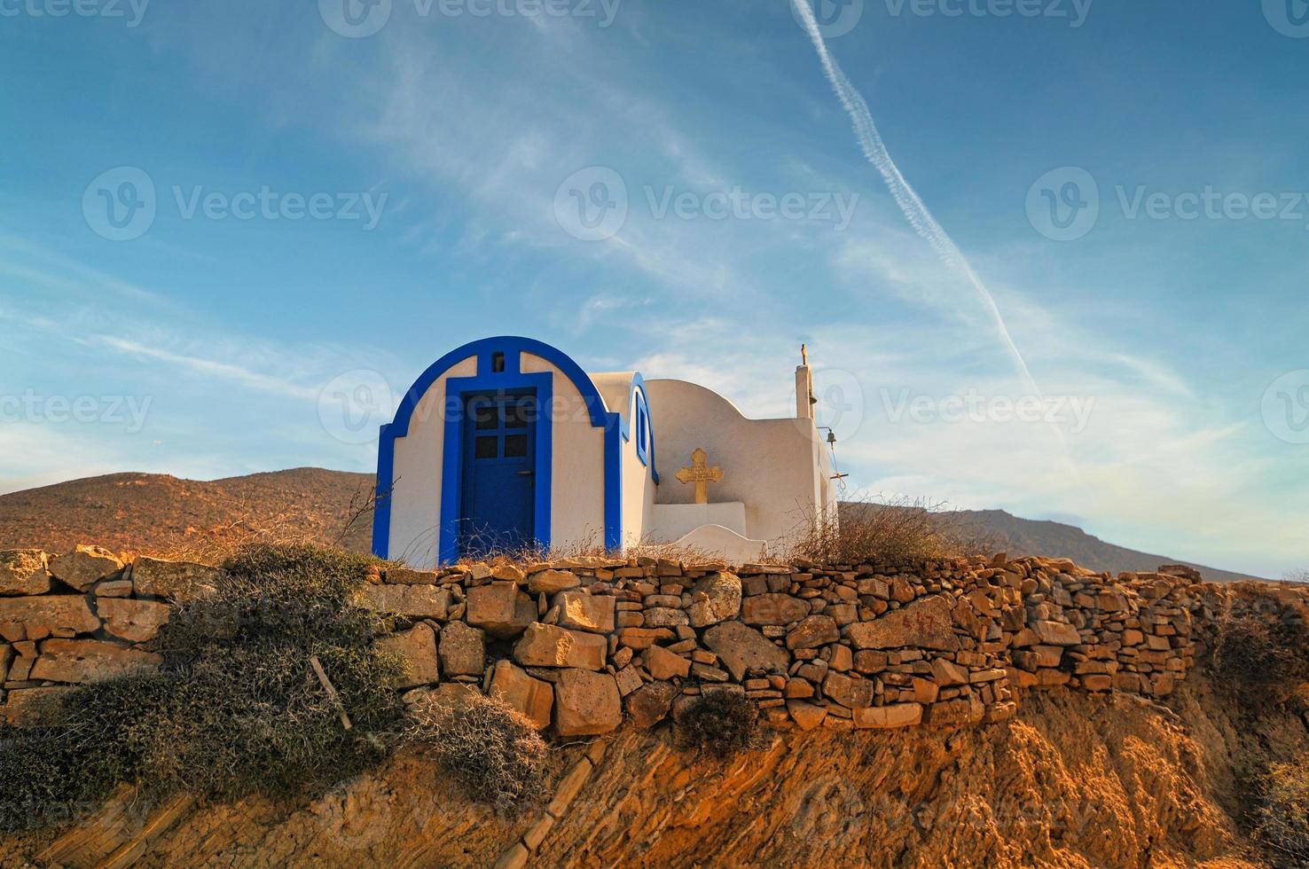 iglesia cicládica en la isla anafi foto