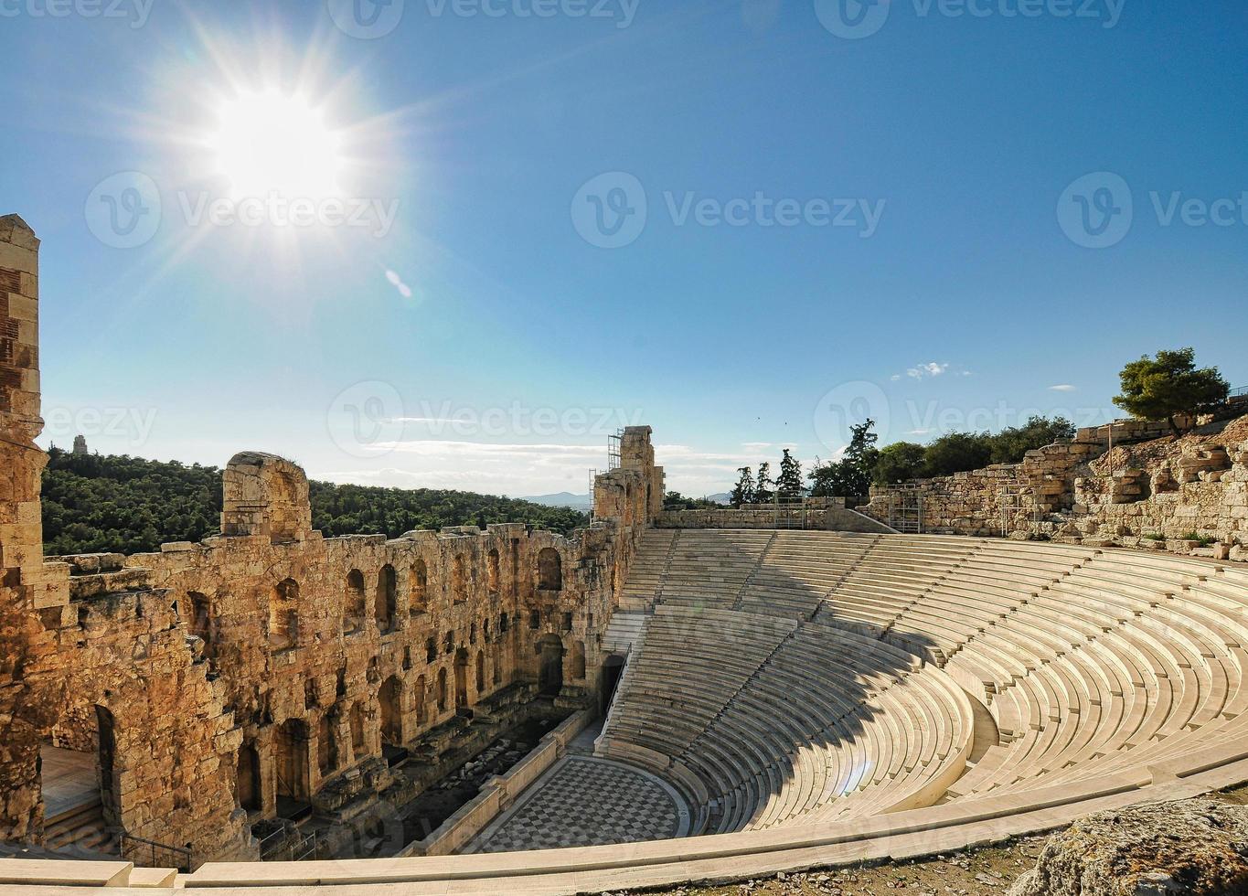 los asientos del antiguo odeón de herodes atticus se encuentran en la ladera sur de la acrópolis de atenas, grecia foto