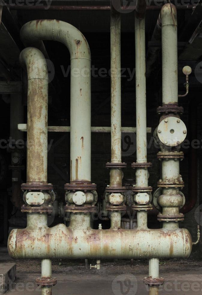 sistema de tuberías oxidadas en una fábrica de acero abandonada foto