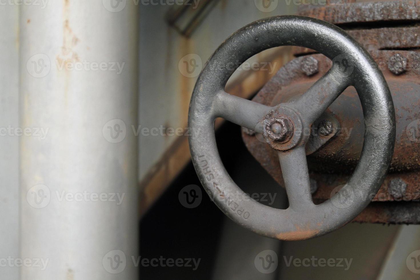 válvula desgastada en una fábrica de acero abandonada foto