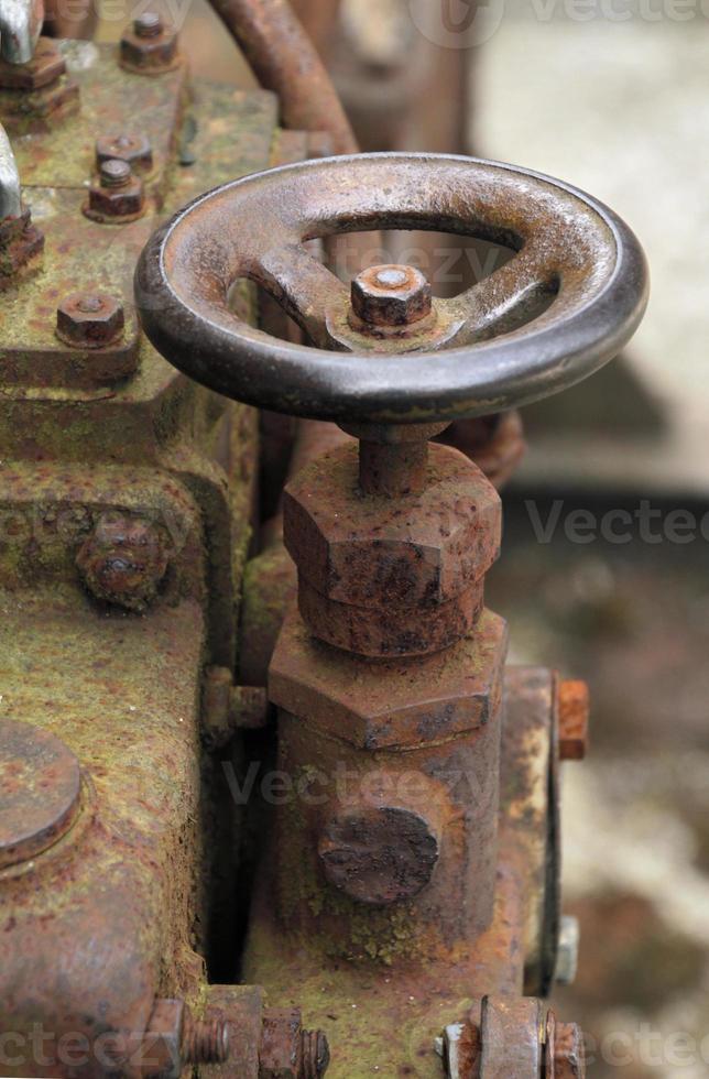 válvula oxidada en fábrica de acero abandonada foto
