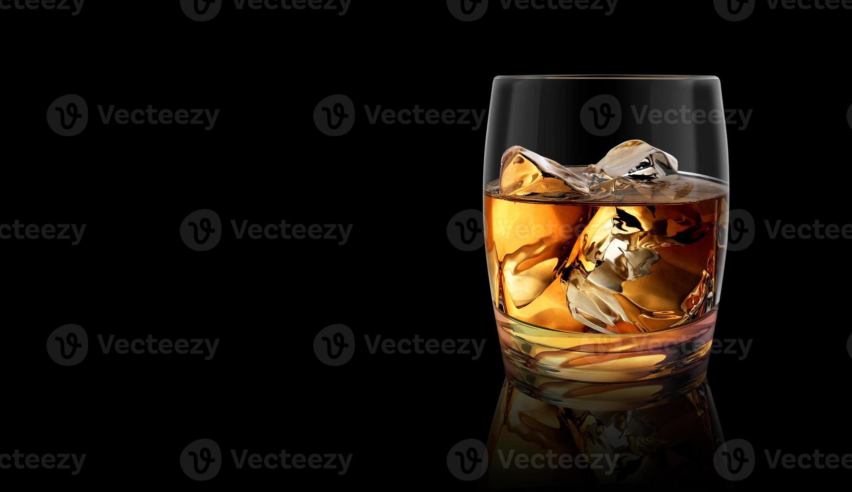 vaso de whisky y hielo aislado sobre fondo negro. renderizado 3d foto