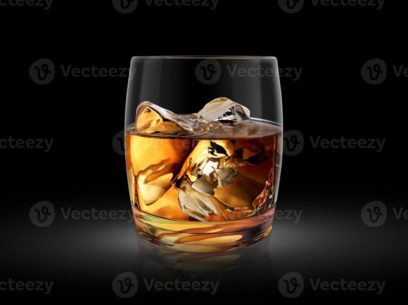 vaso de whisky anidado sobre fondo oscuro. renderizado 3d foto