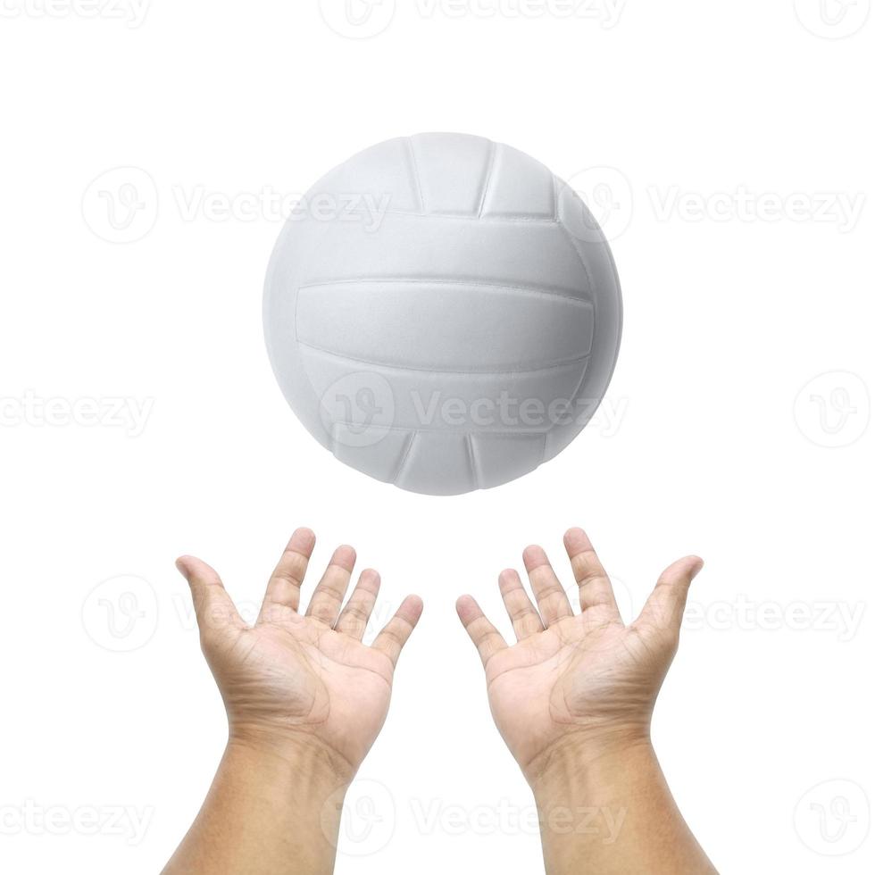 mano que sostiene la pelota de voleibol sobre fondo blanco foto