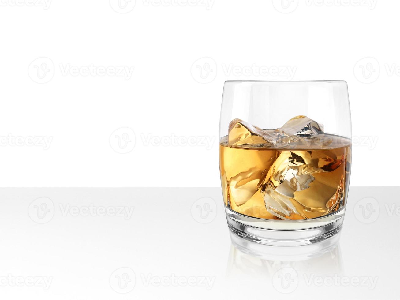 vaso de whisky en la mesa blanca. renderizado 3d foto