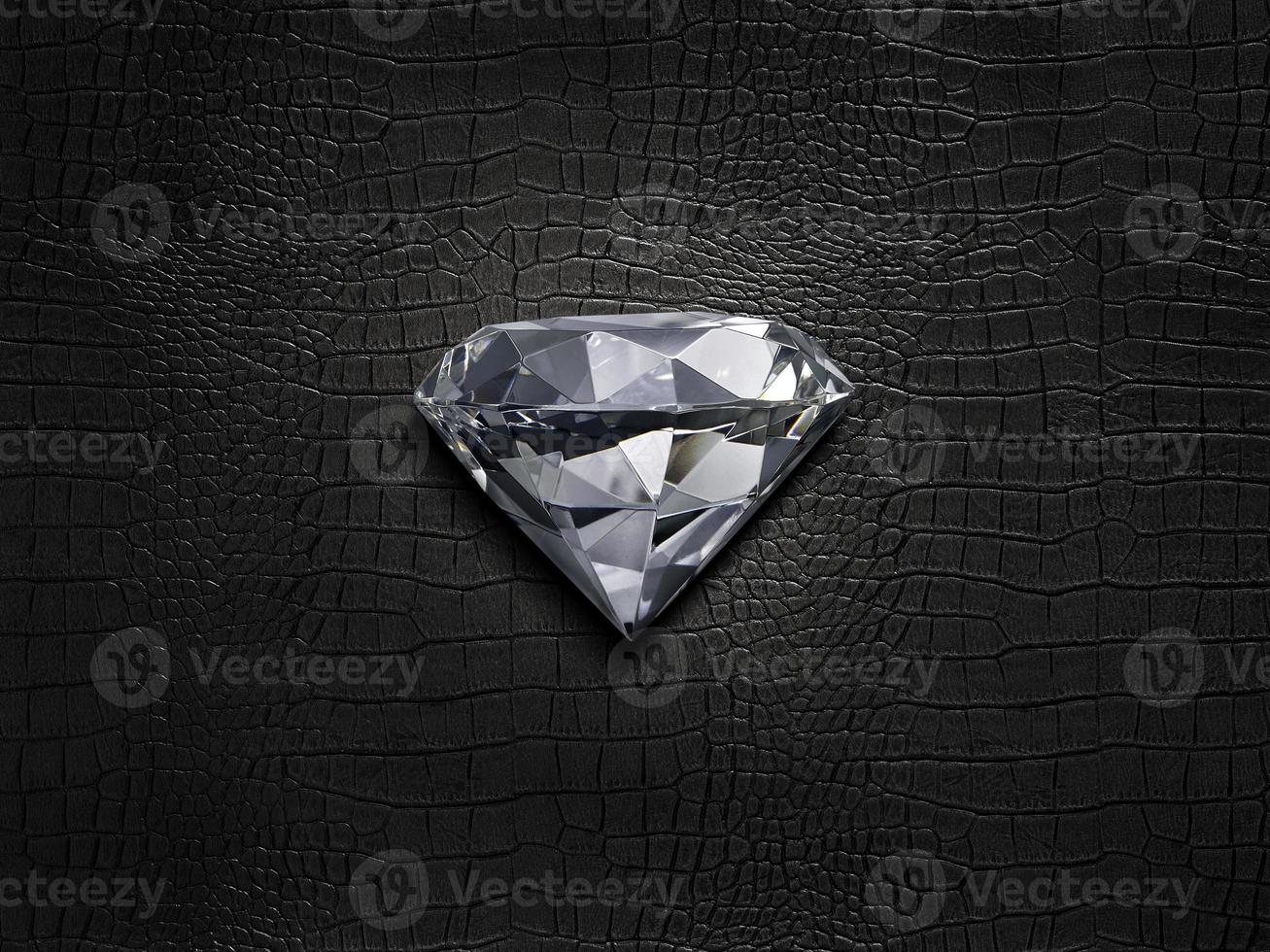 diamante en forma de corazón, sobre un fondo de cuero negro foto