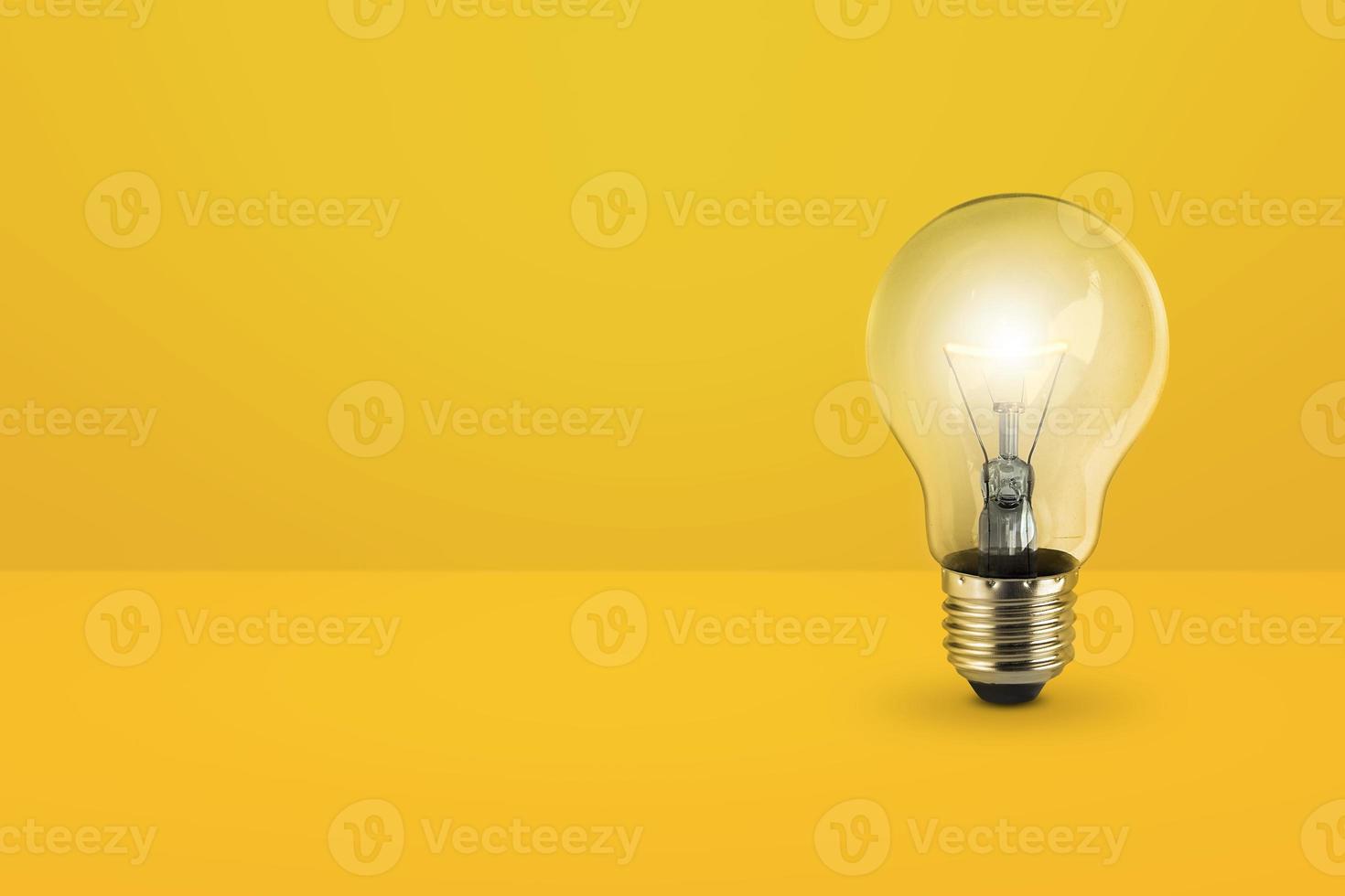 bombillas sobre fondo amarillo brillante en colores pastel concepto simple idea brillante ideas lámparas aisladas foto