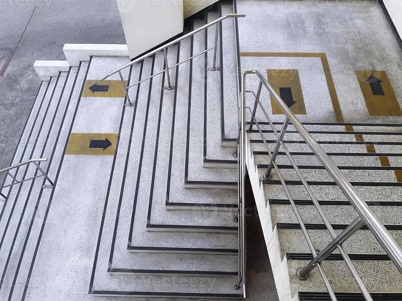largas escaleras muchos escalones subiendo por el edificio de oficinas foto