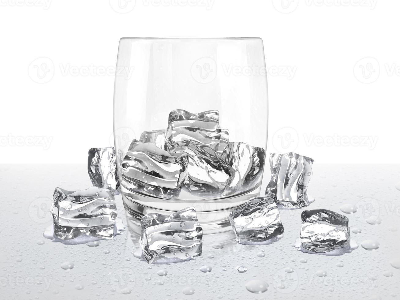 vaso vacío con cubitos de hielo en el suelo con gotas de agua. renderizado 3d foto