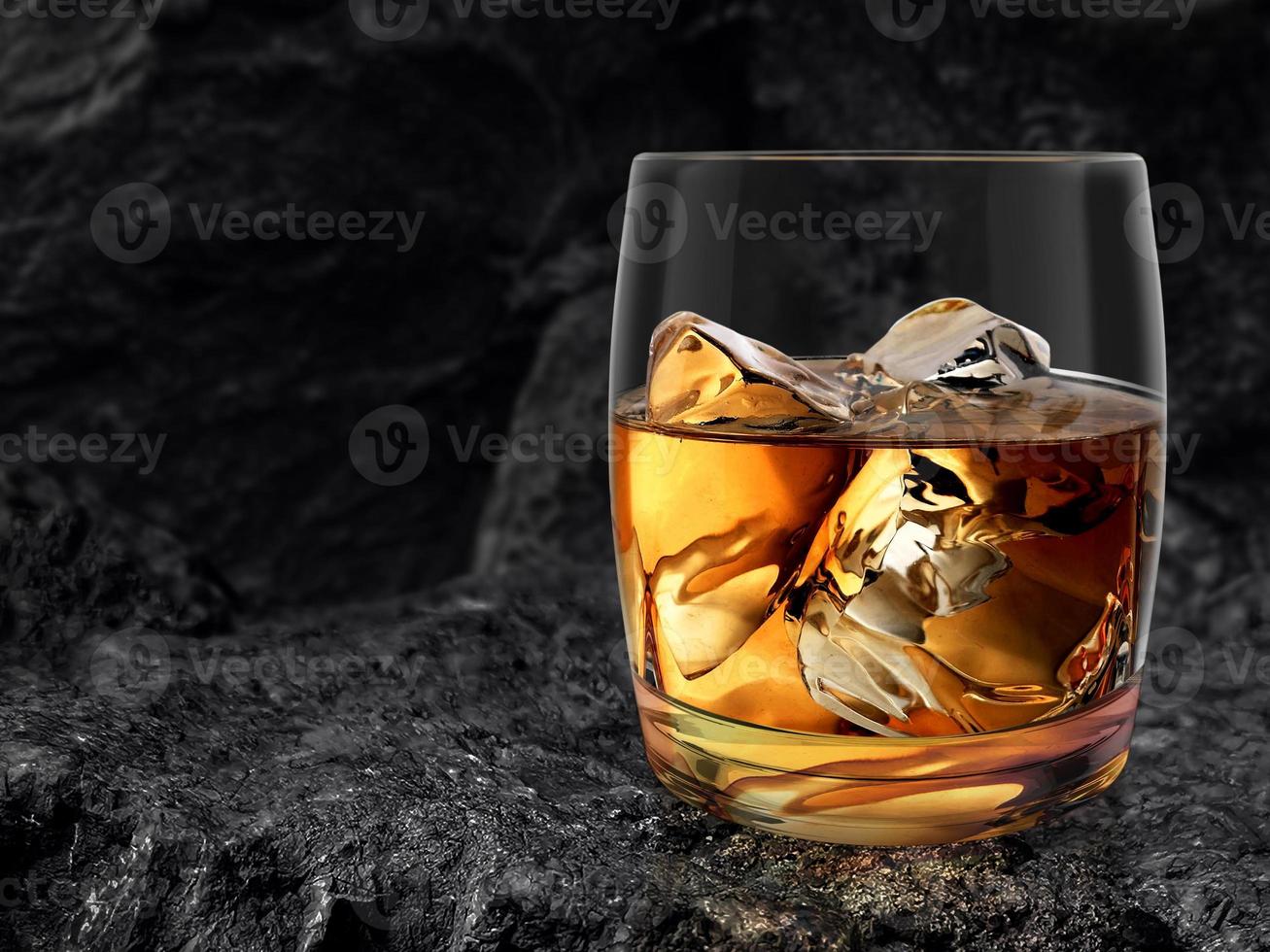 vaso de whisky, anidado sobre fondo de carbón negro. renderizado 3d foto