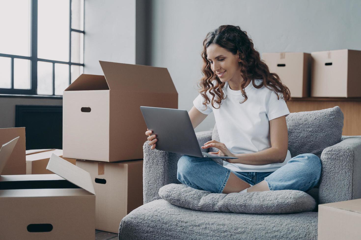 mujer joven feliz vendiendo o comprando apartamento en línea. inversión y banca por Internet. foto