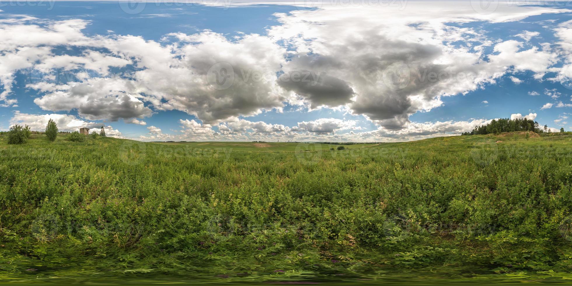 Panorama completo de 360 grados sin fisuras en proyección equidistante esférica equirectangular. vista panorámica en un prado en un hermoso día con bonitas nubes. fondo para contenido de realidad virtual foto