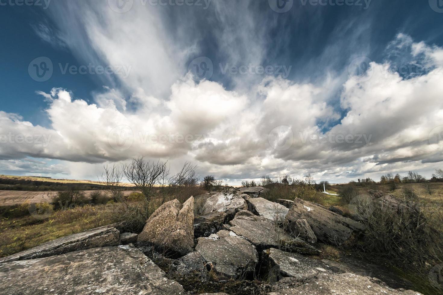 panorama de las ruinas el tiempo de la primera guerra mundial y la tormenta inminente foto