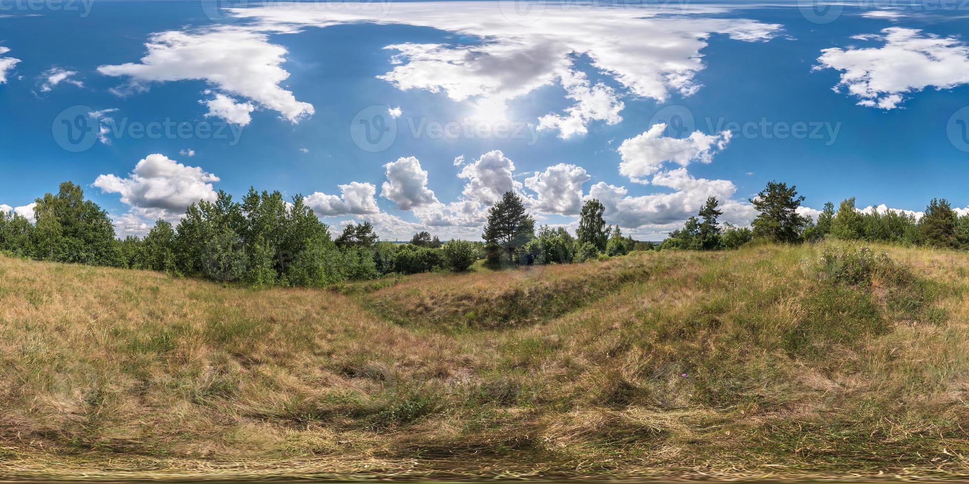 Panorama completo de 360 grados sin fisuras en proyección equidistante esférica equirectangular. vista panorámica en un campo en un hermoso día con bonitas nubes. skybox como fondo para contenido de realidad virtual foto