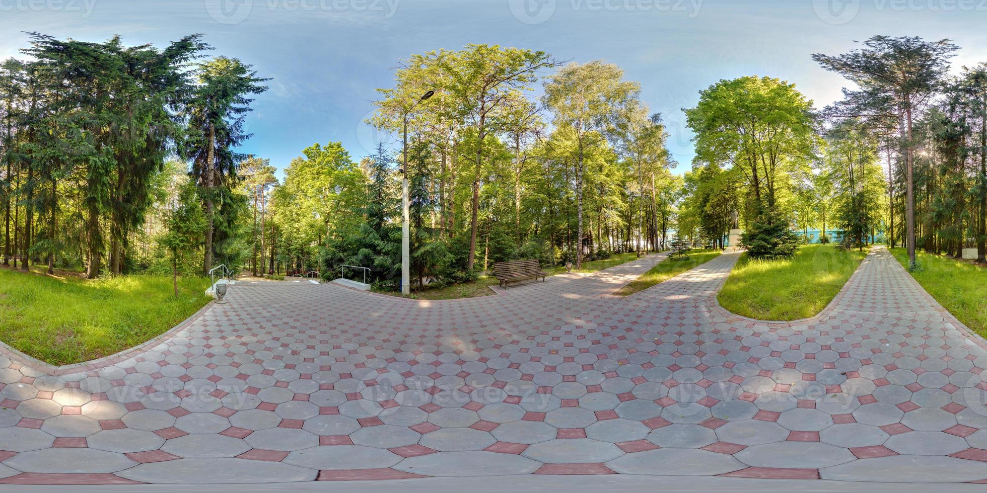 panorama completo esférico de 360 grados sin fisuras en proyección equidistante equirectangular, panorama en zona verde del parque, contenido vr foto