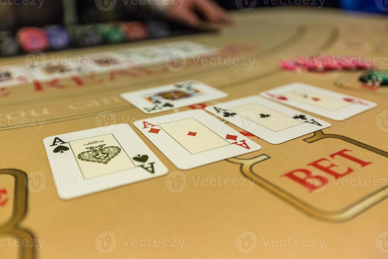 fichas de juego y cartas en una mesa de juego de ruleta foto