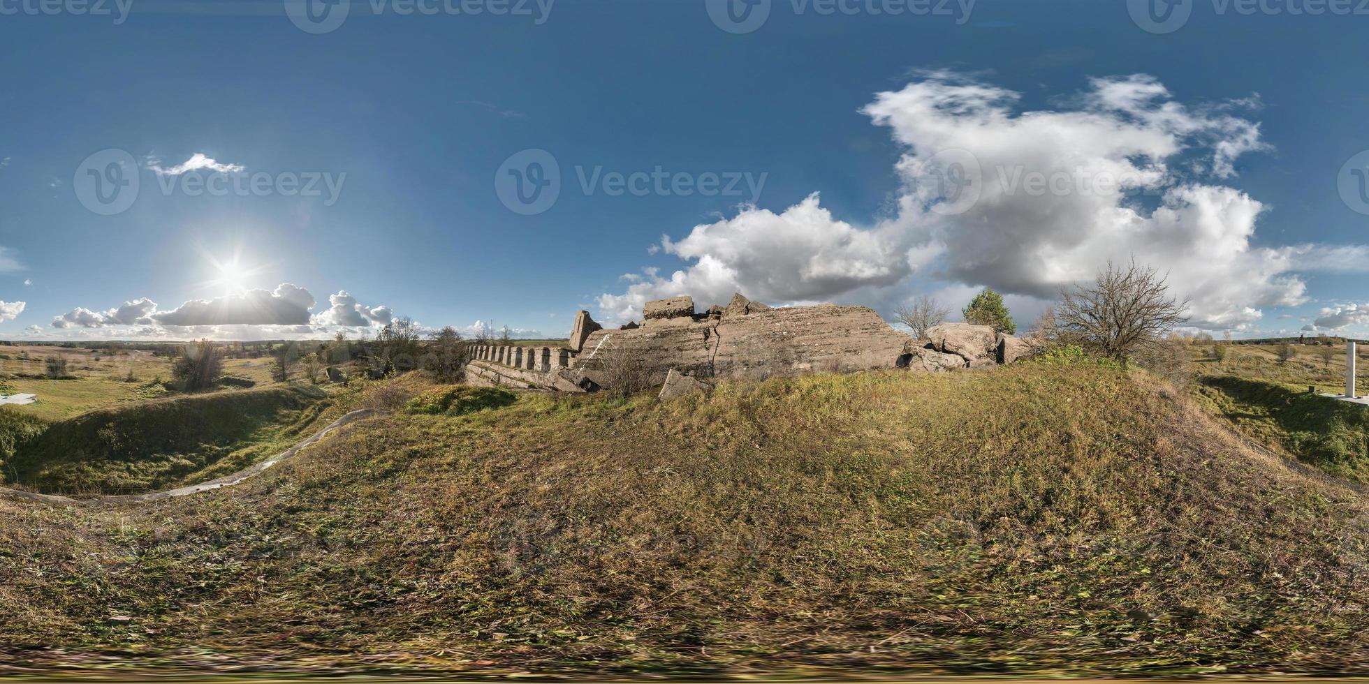 panorama esférico equidistante equirectangular completo de 360 como fondo. Acercándose a la tormenta en la fortaleza militar en ruinas de la primera guerra mundial. skybox para contenido vr foto