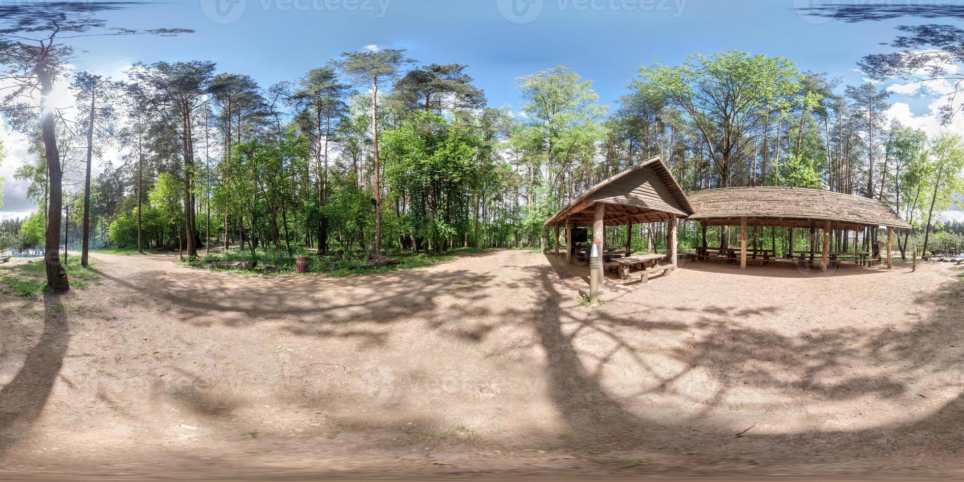 panorama esférico equirectangular completo de 360 en un campamento guerrillero en bielorrusia como fondo de skybox para contenido vr foto