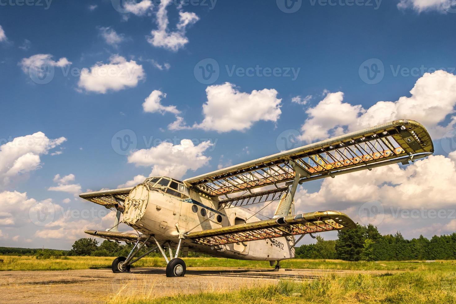 viejo avión destruido en el campo en un día soleado foto