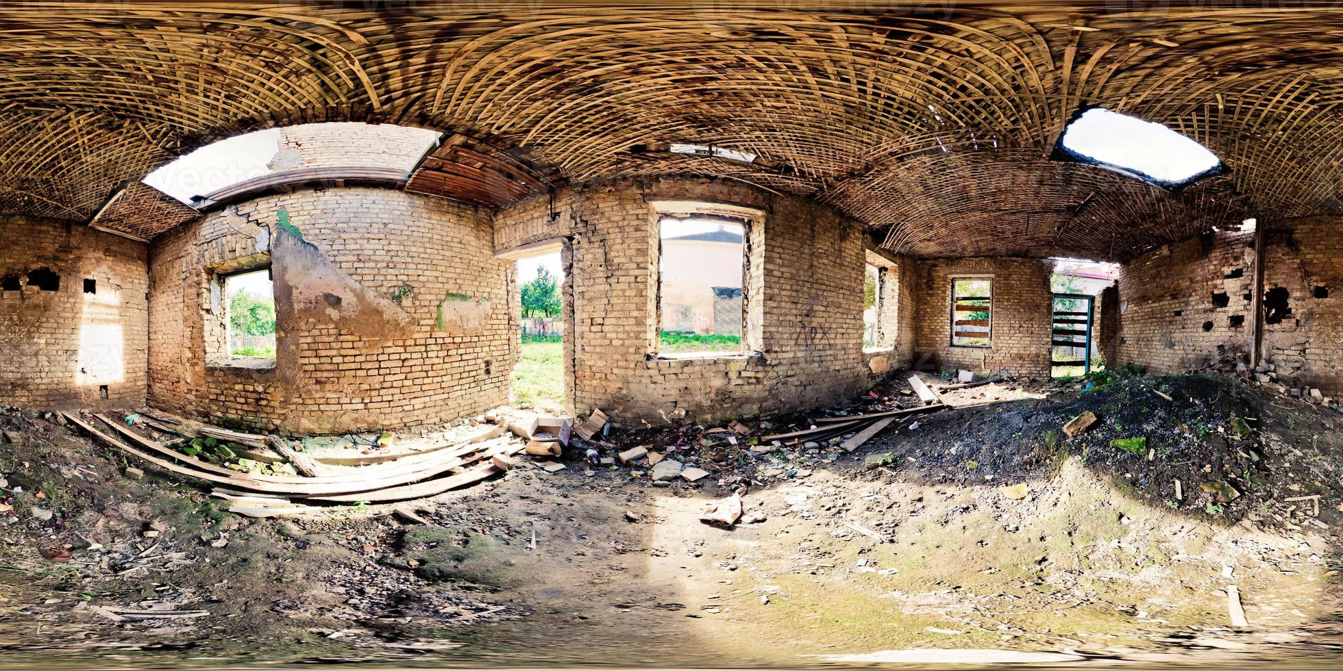 panorama en un antiguo edificio abandonado. panorama completo de 360 grados en proyección esférica equidistante equirectangular, skybox para contenido vr foto