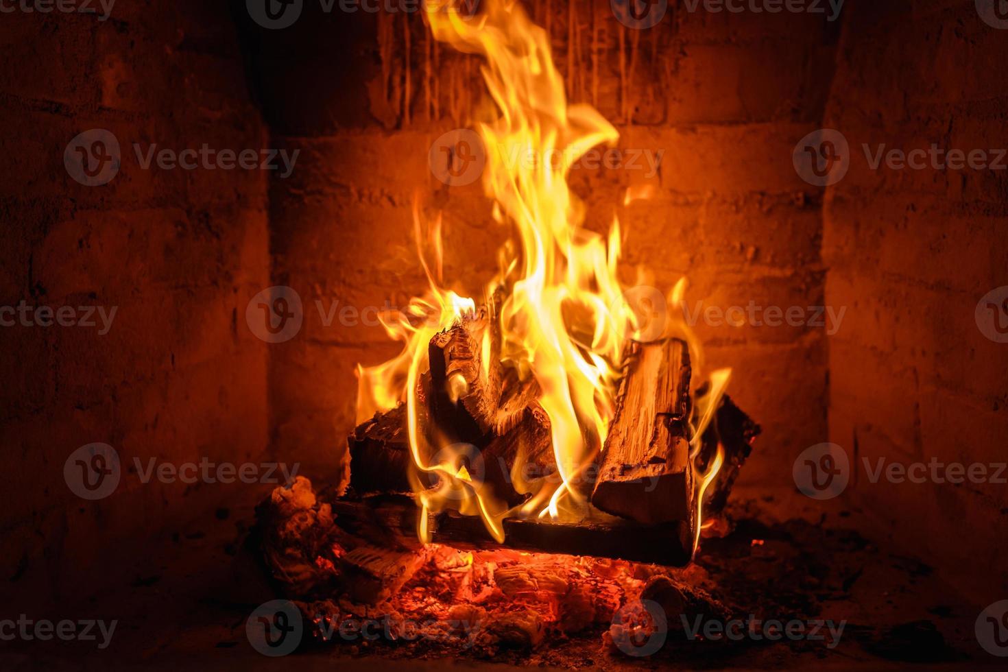 llamas de fuego en el fondo de la chimenea foto