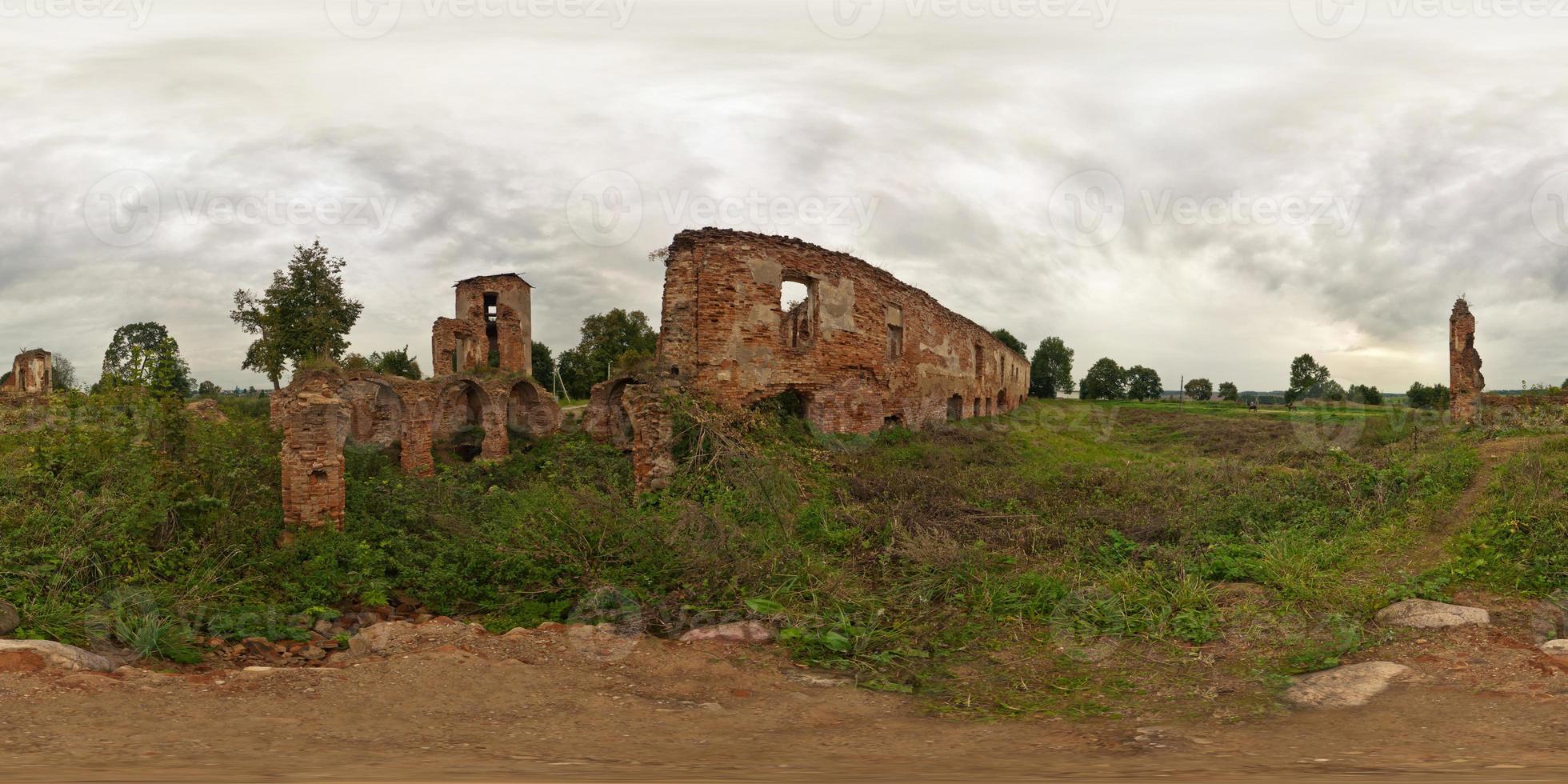 panorama completo de 360 por 180 en proyección equidistante esférica equirectangular en castillo medieval en ruinas. skybox para contenido fotorrealista vr foto