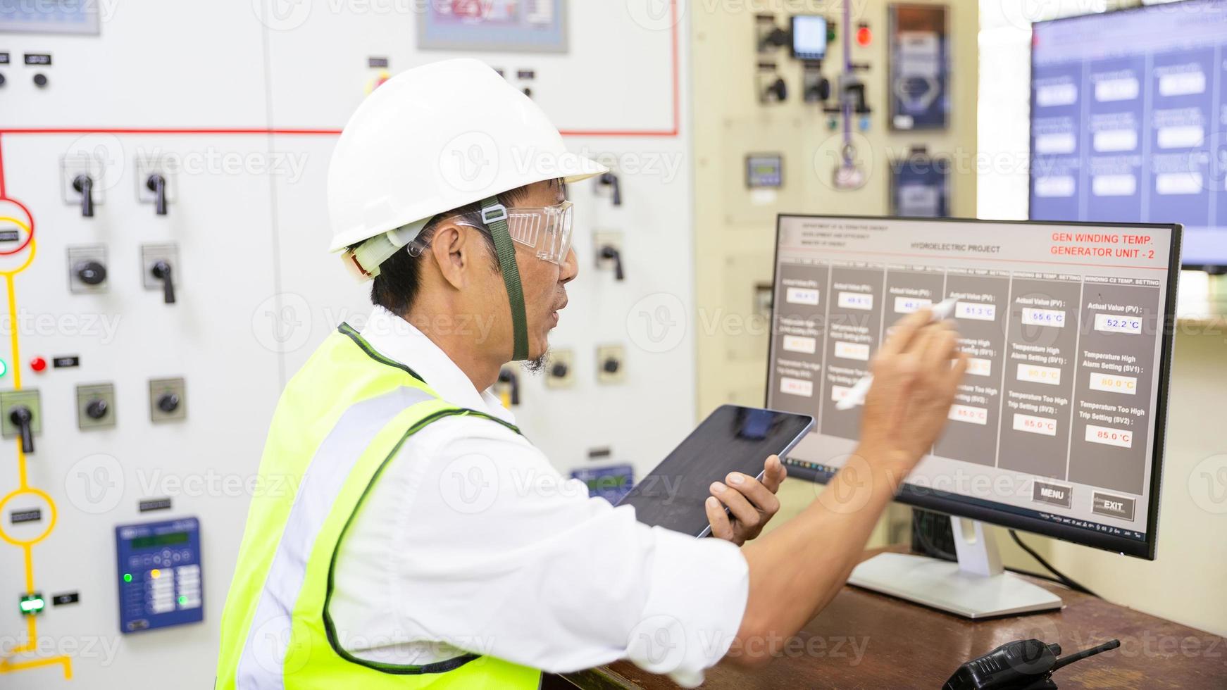 electrical engineering man photo