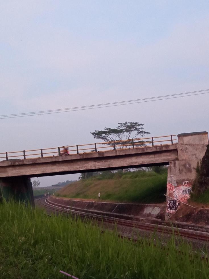 el puente que conecta los distritos a través de la vía férrea foto