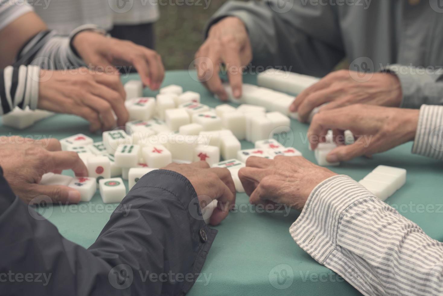 la gente juega un juego de mesa foto