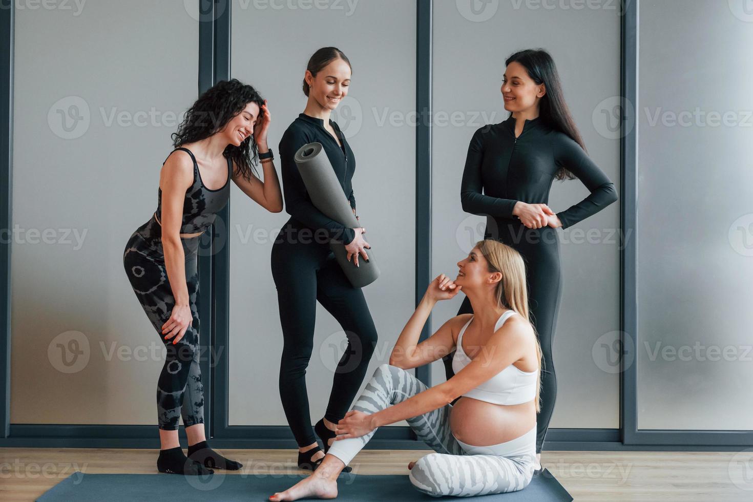 mujeres en ropa deportiva de pie en el gimnasio foto