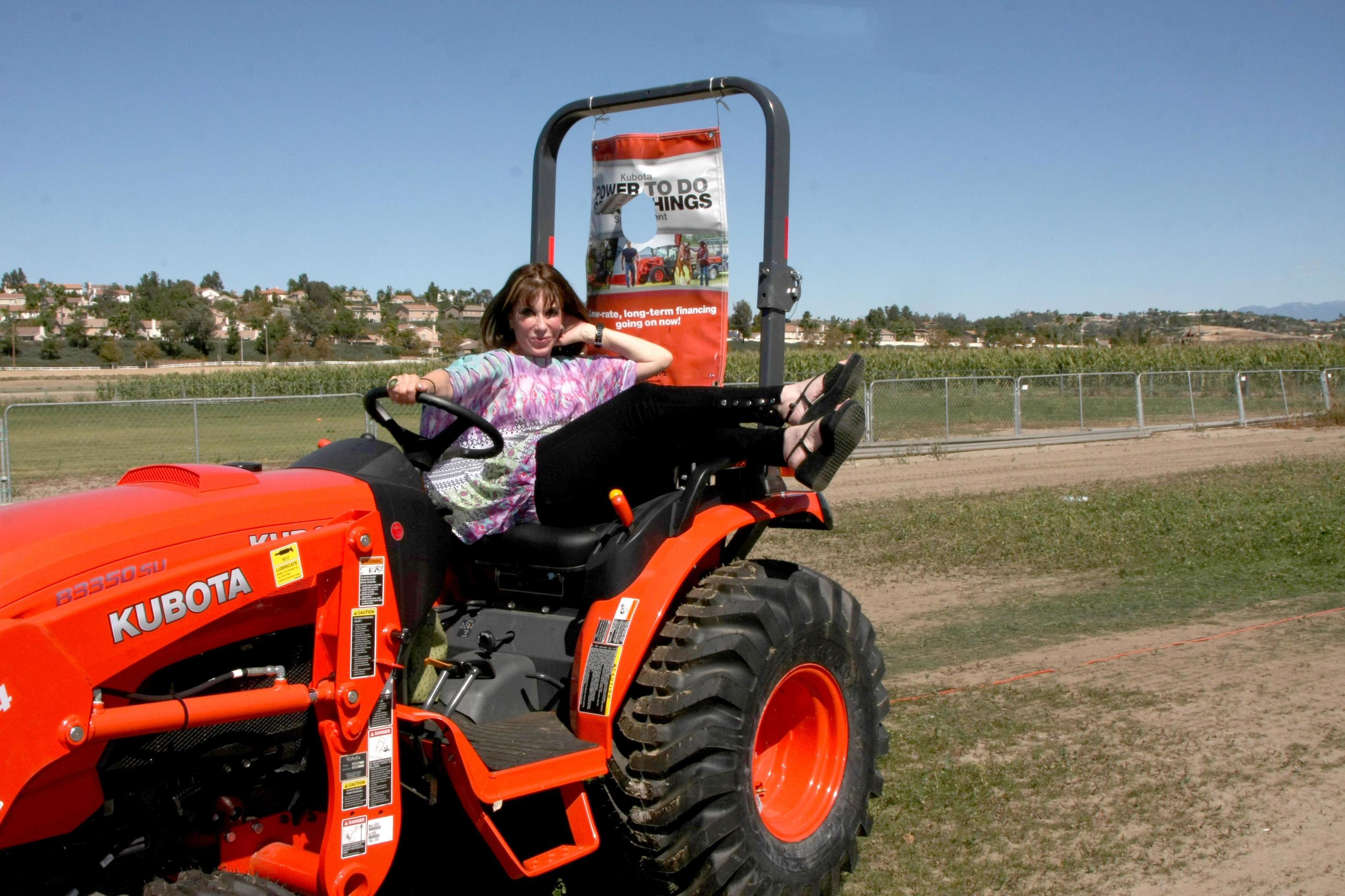 LOS ANGELES, OCT 9 Kate Linder at the Celebrities Salute the Military