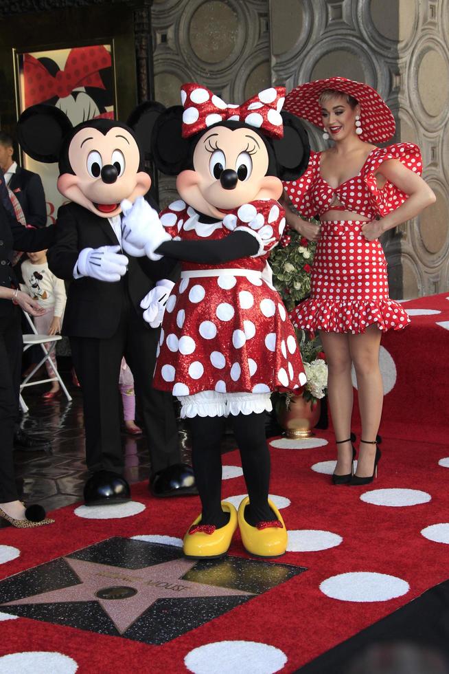 los angeles 22 de enero - mickey mouse, katy perry, minnie mouse en la ceremonia de la estrella de minnie mouse en el paseo de la fama de hollywood el 22 de enero de 2018 en hollywood, ca foto