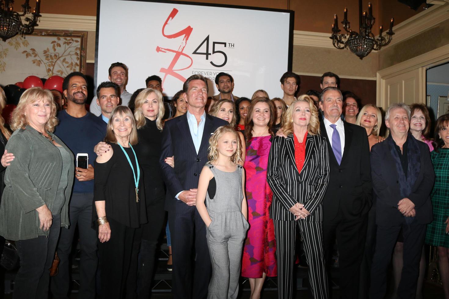 los angeles 26 de marzo - elenco joven e inquieto, ejecutivos de the young and the restless celebran el 45 aniversario en cbs television city el 26 de marzo de 2018 en los angeles, ca foto