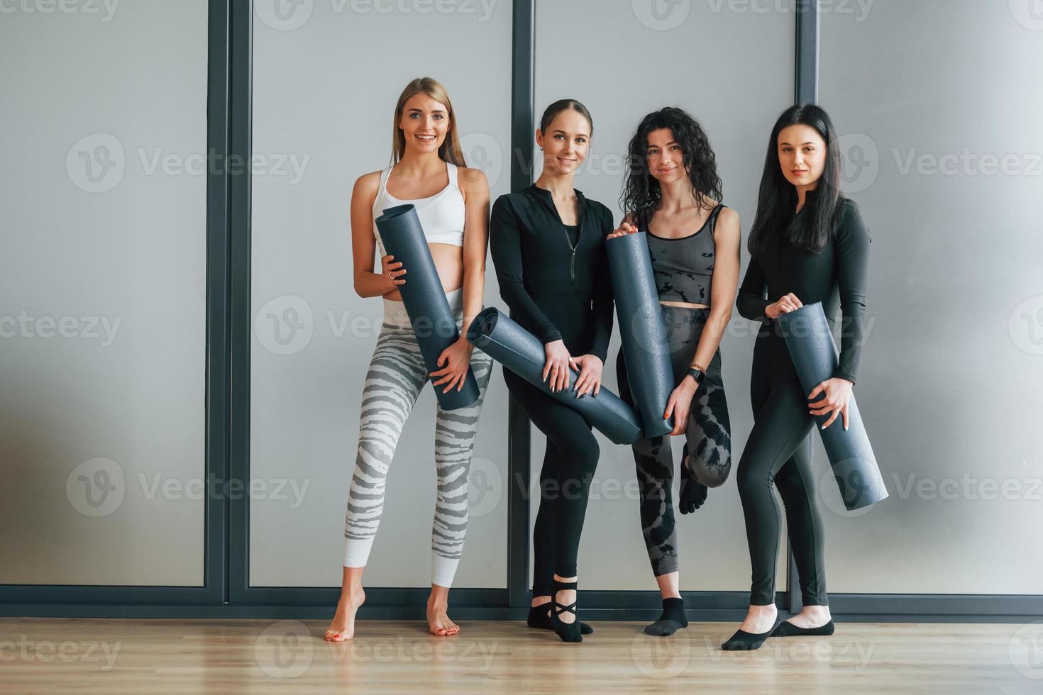 cuatro personas. mujeres en ropa deportiva de pie en el gimnasio 8227315  Foto de stock en Vecteezy