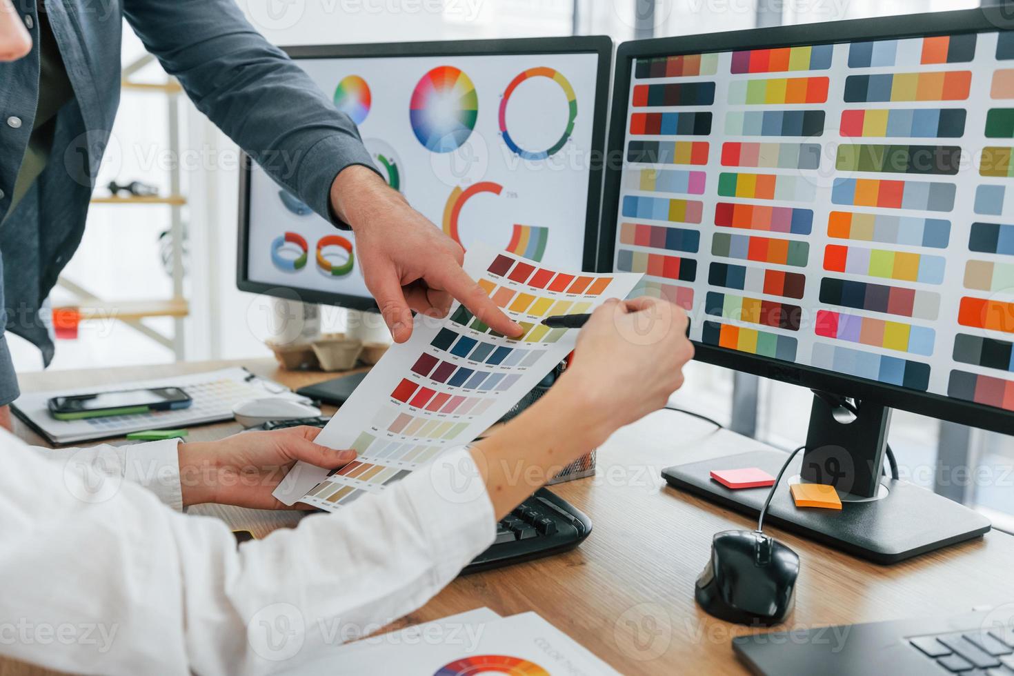 desarrollo del producto. dos diseñadores trabajando juntos en la oficina foto