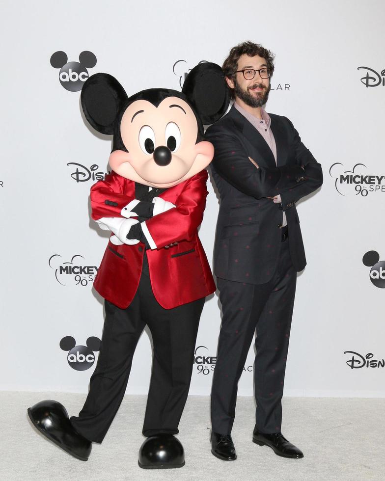 los angeles oct 6 - mickey mouse, josh groban en la grabación espectacular de mickey s 90th en el shrine auditorium el 6 de octubre de 2018 en los angeles, ca foto