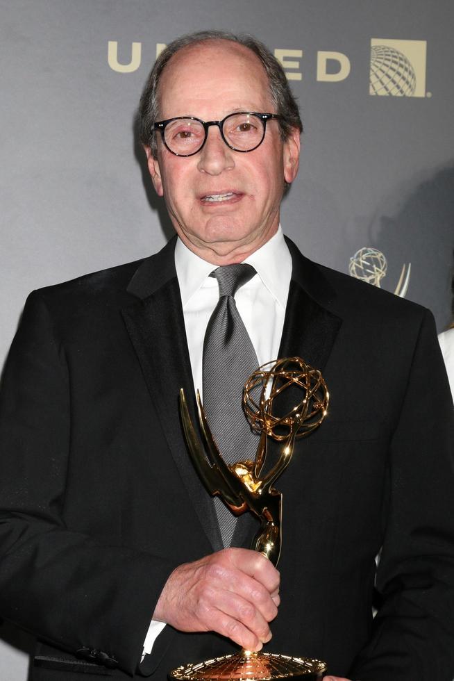 los angeles - 30 de abril harry friedman, mejor programa de juegos, peligro en la sala de prensa de los premios emmy diurnos 44 en el auditorio cívico de pasadena el 30 de abril de 2017 en pasadena, ca foto