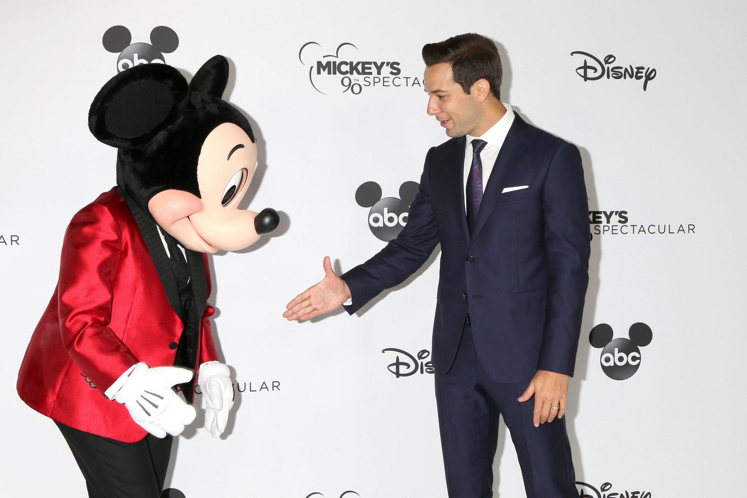 los angeles oct 6 - mickey mouse, skylar astin en la espectacular grabación de mickey s 90th en el shrine auditorium el 6 de octubre de 2018 en los angeles, ca foto