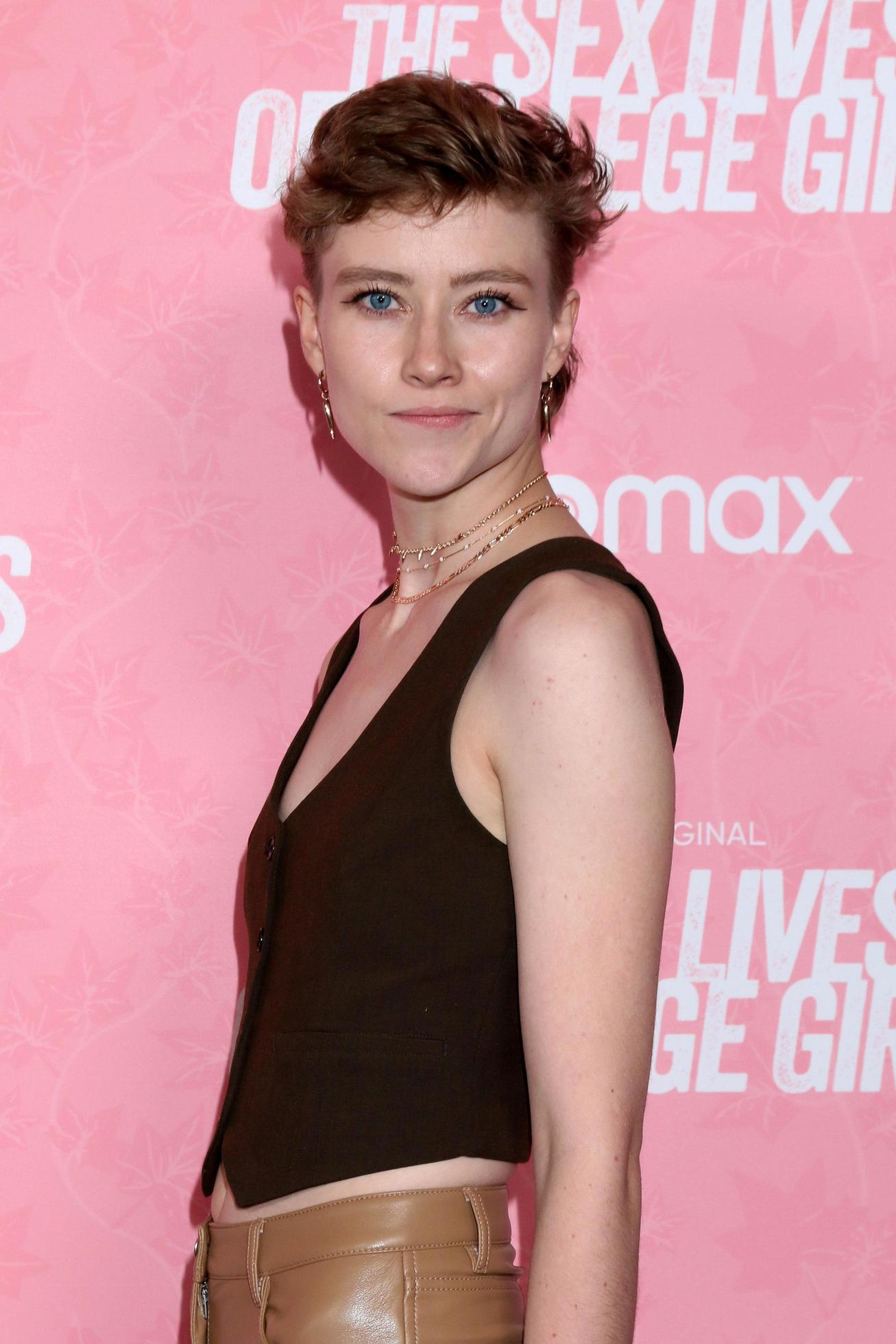 https://static.vecteezy.com/system/resources/previews/008/234/466/large_2x/los-angeles-nov-10-amanda-ripley-at-the-the-sex-lives-of-college-girls-hbo-max-premiere-screening-at-armand-hammer-museum-on-november-10-2021-in-westwood-ca-free-photo.jpg