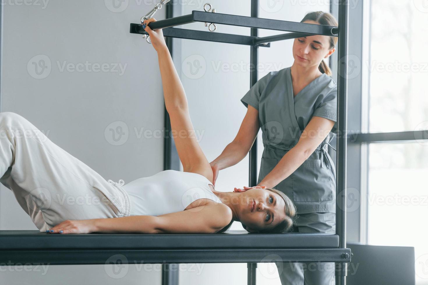 usando equipo especial. la mujer está en el centro de salud recibiendo ayuda del médico foto