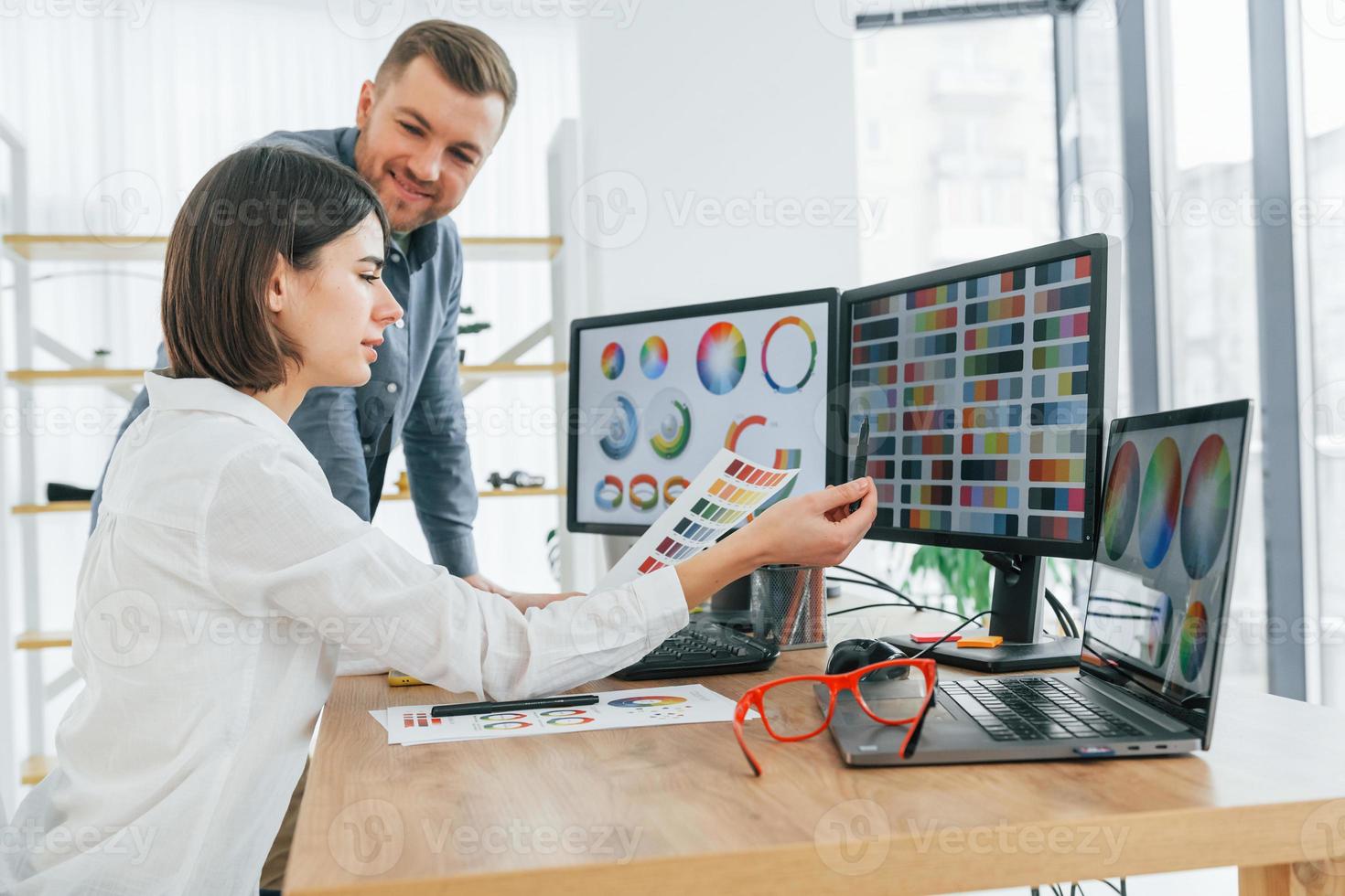 desarrollo del producto. dos diseñadores trabajando juntos en la oficina foto