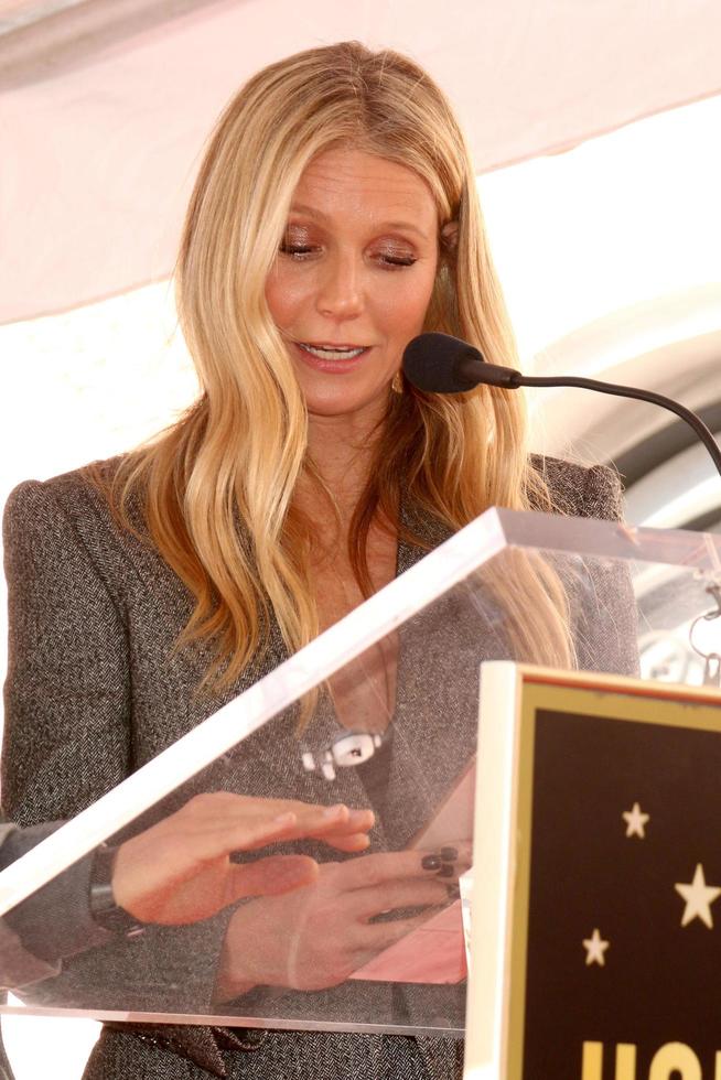 los angeles - 4 de diciembre gwyneth paltrow en la ceremonia de la estrella ryan murphy en el paseo de la fama de hollywood el 4 de diciembre de 2018 en los angeles, ca foto