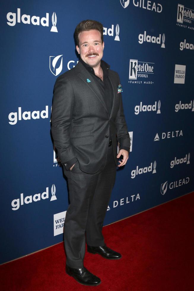 los angeles 12 de abril - zeke smith at glaad media awards los angeles at beverly hilton hotel el 12 de abril de 2018 en beverly hills, ca foto