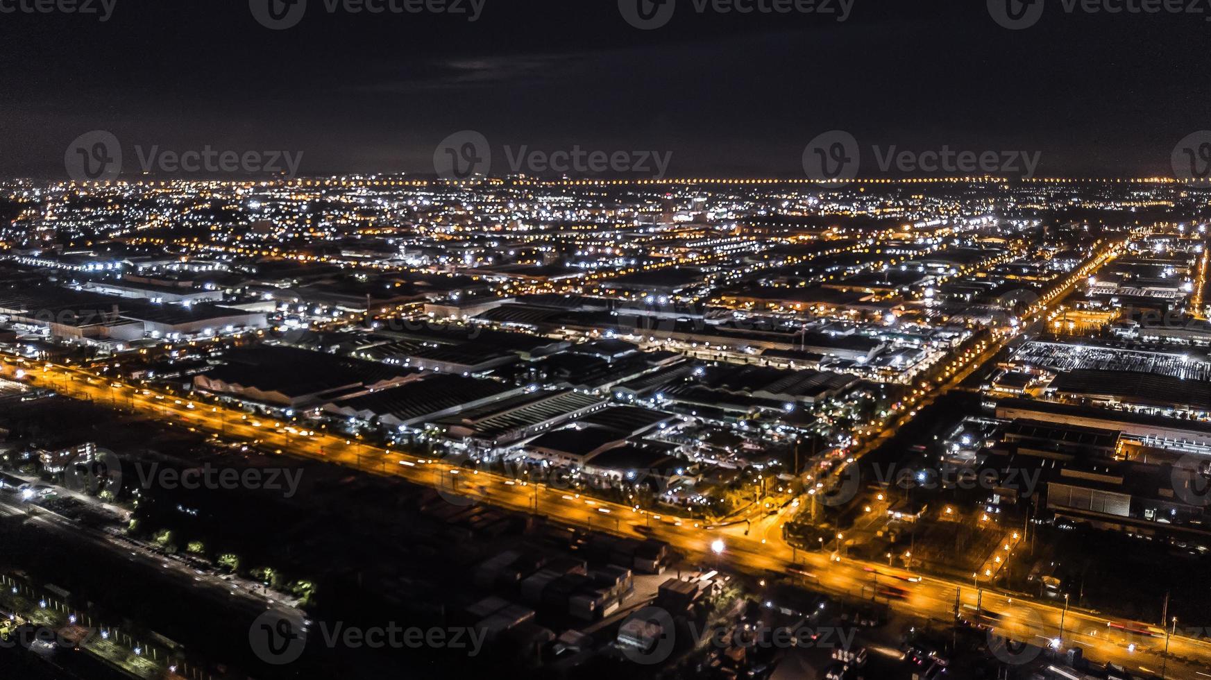 una vista aérea del polígono industrial por la noche foto