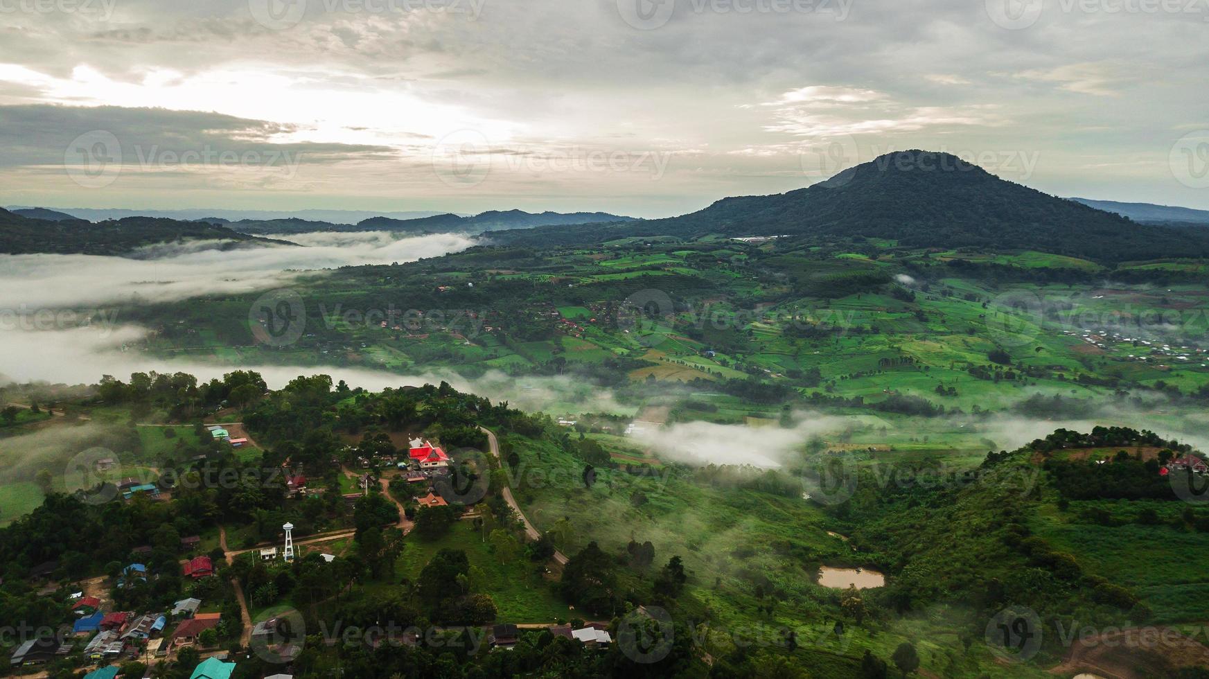 montañas con árboles y niebla en Tailandia foto